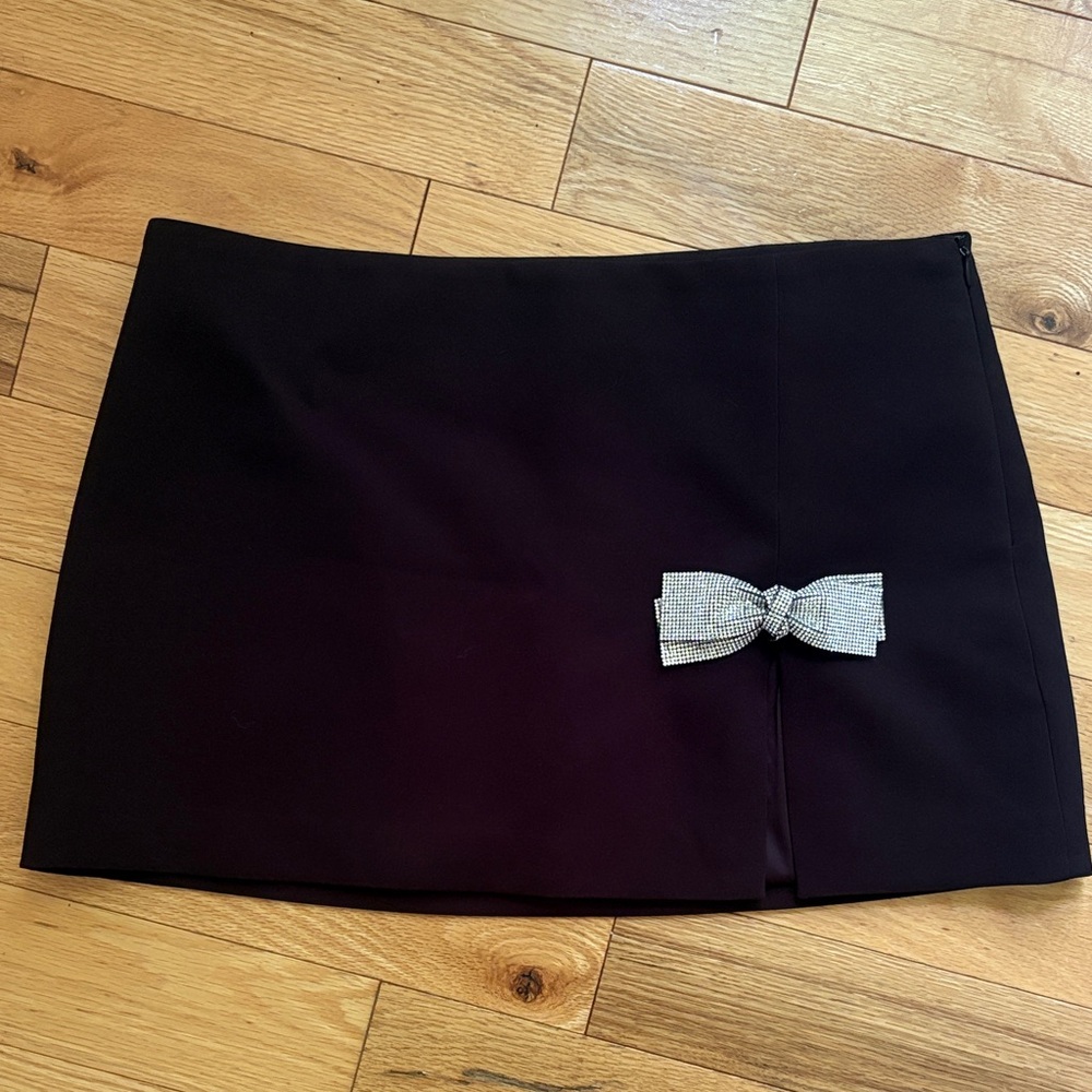 Zara mini skirt - size large - with Bow Accent
